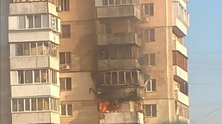 В Киеве обломки ракеты упали на многоэтажку: 5 пострадавших, произошел пожар