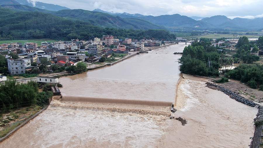 Погибли люди, разрушены дома: в Китае в результате дождей начались наводнения