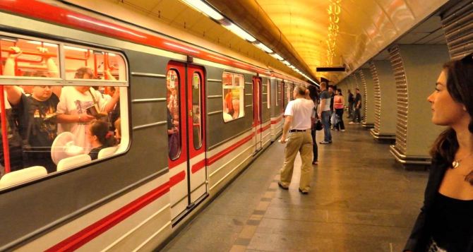 В метро в Праге обвалился потолок: станцию закрыли, поезда едут мимо