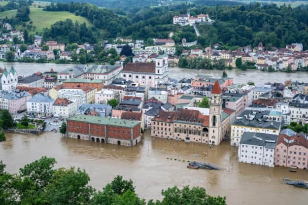 В школах отменили уроки, улицы перекрыты: немецкий город Пассау объявил чрезвычайное положение из-за наводнений