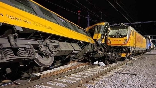 В Чехии столкнулись грузовой и пассажирский поезда: 4 погибших, 22 пострадавших человека
