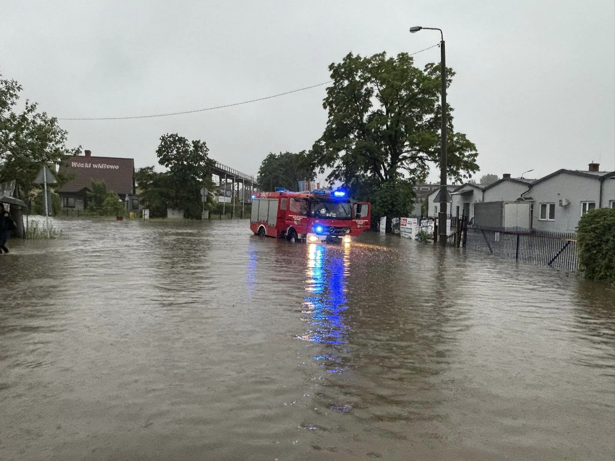 В Польше прошли сильные ливневые дожди: под водой — авто и кладбища,  затопило несколько городов: читать на Golos.ua