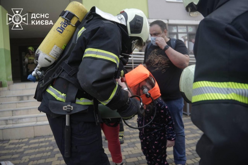 В многоэтажке в Киеве загорелось оборудование: не менее 3 пострадавших