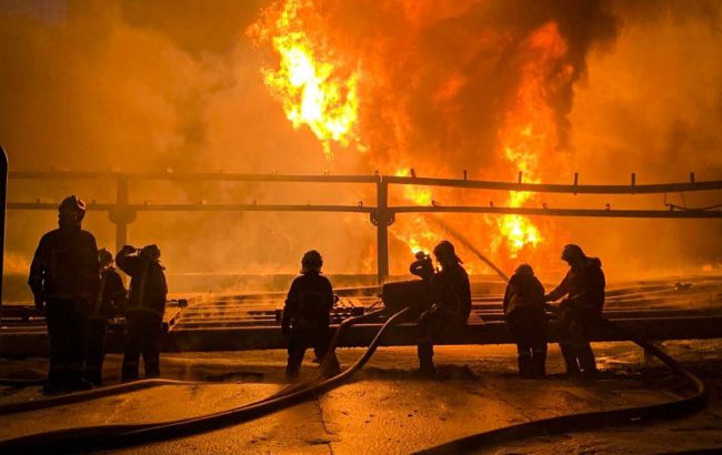 В Киевской области уже сутки тушат пожар на предприятии после атаки РФ