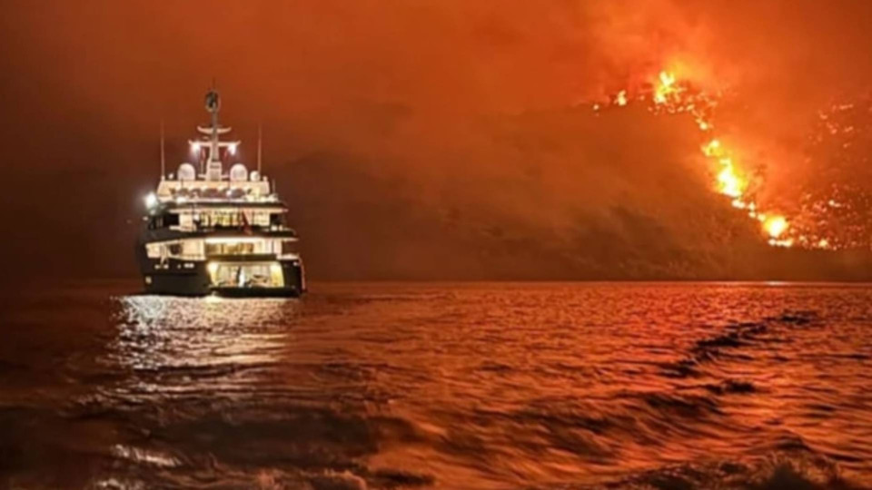 На греческом острове Гидра сгорел единственный лес из-за фейерверка с яхты: арестованы 13 туристов