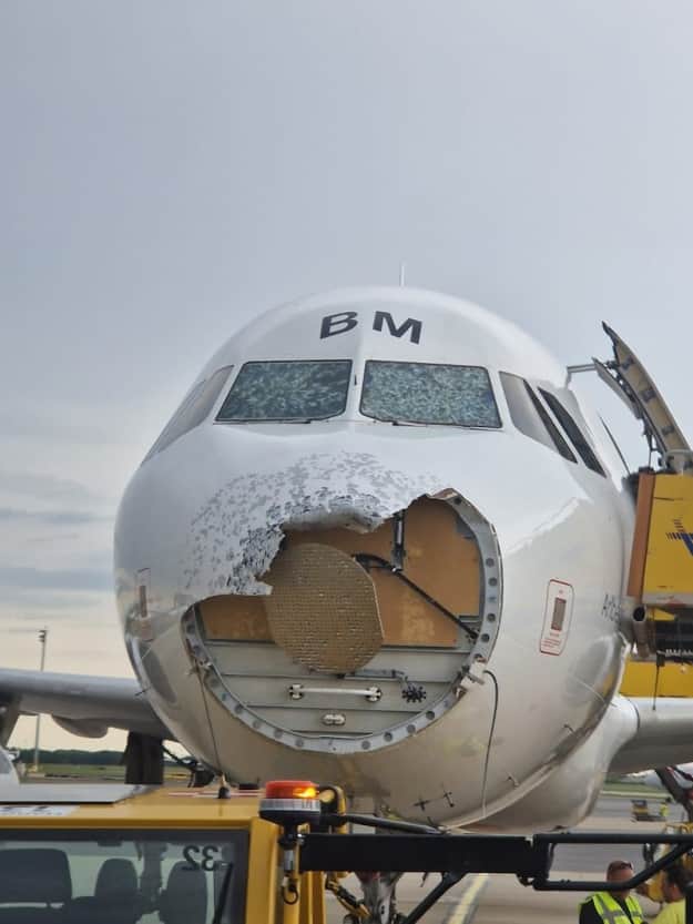 У пассажирского самолета, который летел в Австрию, во время града оторвало нос
