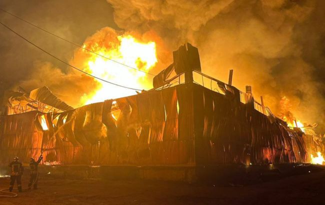Под Броварами произошел масштабный пожар на складе: огонь охватил 4000 квадратных метров