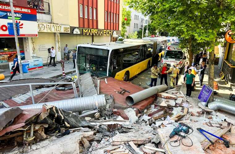 Есть погибшие, не менее 8 пострадавших: в Стамбуле произошел обвал дома, причину ЧП еще не установили