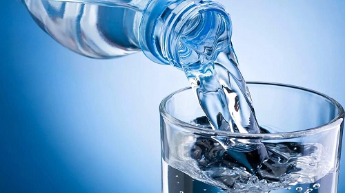 Нутрциолог рассказала, как часто и в каком количестве можно пить минеральную воду