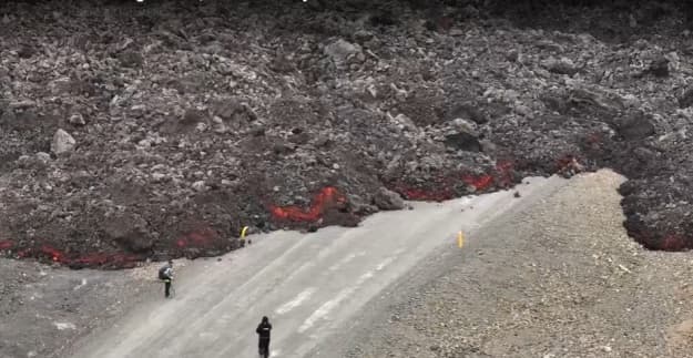 Вулканической лавой залило дорогу в Исландии
