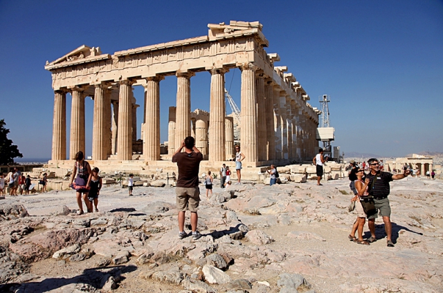 Из-за жары в Афинах для туристов закрыли все археологические памятники