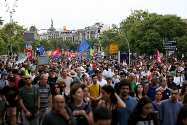 Жители Барселоны вышли на протест против массового туризма