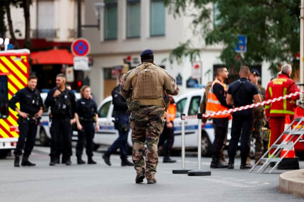 В Париже автомобиль врезался в террасу кафе: один погибший, 6 пострадавших