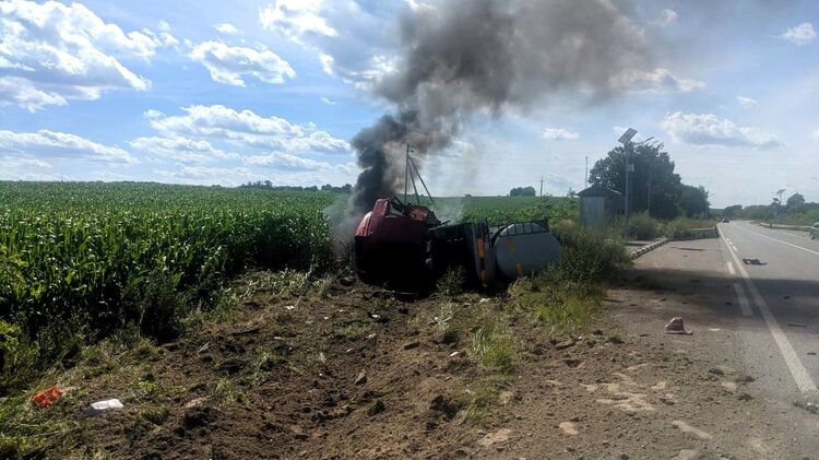 Не менее 14 человек погибли в лобовом ДТП: маршрутка врезалась в автоцистерну в Ровенской области