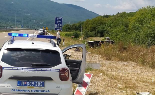 В Сербии перевернулся микроавтобус с мигрантами: не менее 30 пострадавших