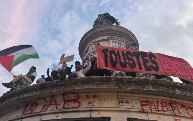 В Париже вспыхнули протесты из-за победы на выборах партии Марин Ле Пен