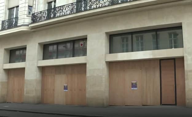 В Париже и других крупных городах Франции магазины защищают витрины досками: опасаются беспорядков после выборов