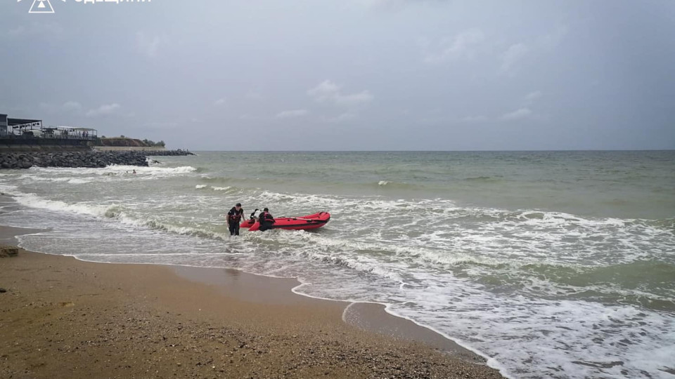 Пришлось звать ГСЧС: в Одесской области мужчина с надувным кругом в море попал в шторм