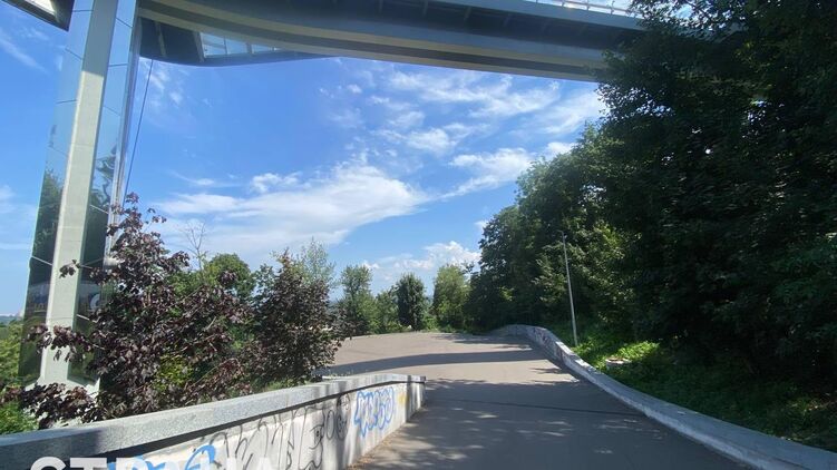 В Киеве мужчина разбился насмерть, спрыгнув с 32-метрового стеклянного моста
