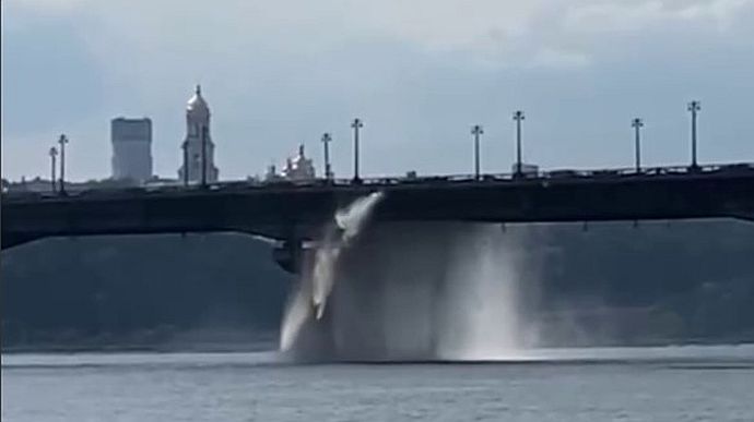 С мостов в Киеве потекла вода: коммунальщики сообщили об аварии