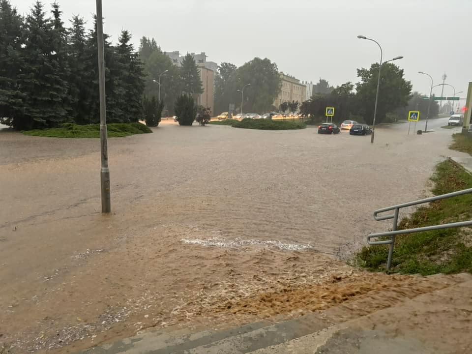 В Польше в результате урагана затопило дороги и дома, есть пострадавшие