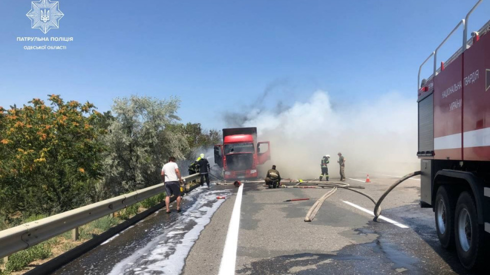 В Одессе на дороге загорелся грузовик