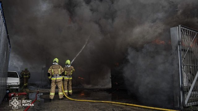 В Подольском районе Киева горят склады на площади 500 квадратных метров &#8212; ГСЧС