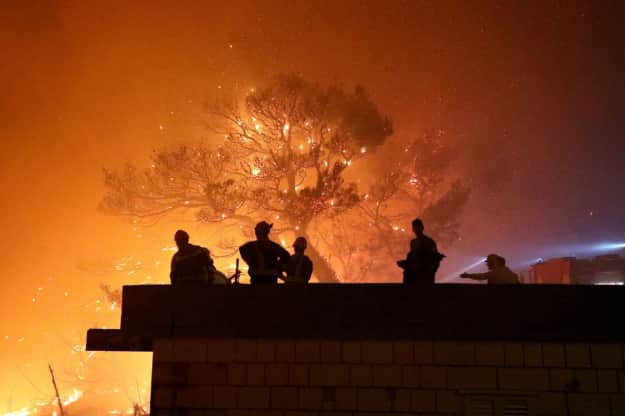 В Хорватии борются с лесным пожаром: огонь может перекинуться на дома и национальный парк