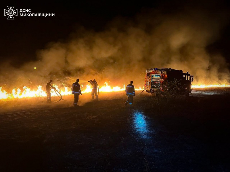 Спасатели вторые сутки тушили пожар в части Николаева, где могут находиться боеприпасы