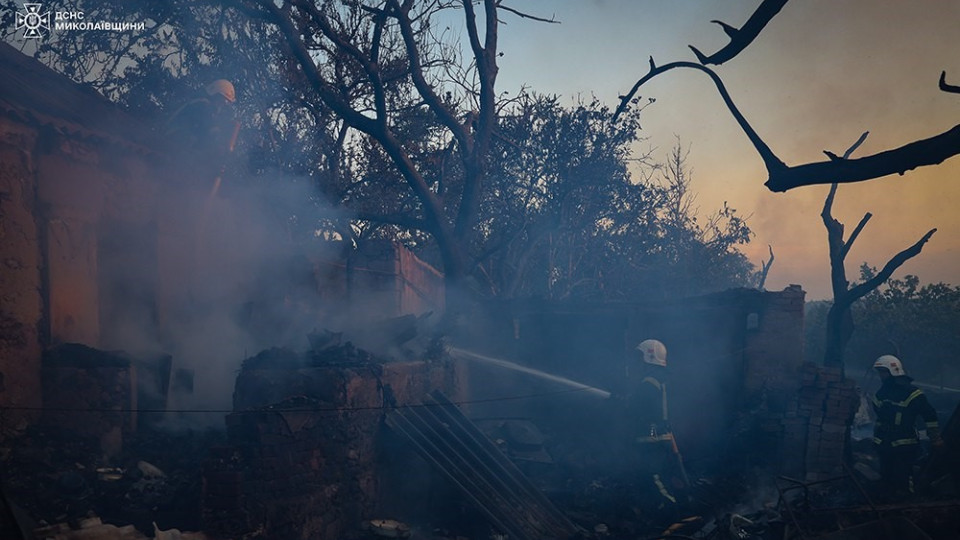 На Николаевщине масштабный пожар сухостоя перекинулся на жилые дома – ГСЧС