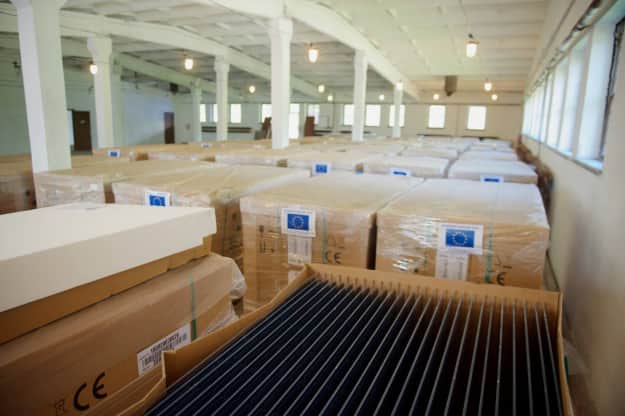 ЕС передал Украине почти 5900 солнечных панелей для больниц