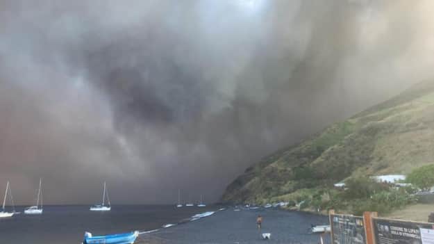Над итальянским островом поднялось густое облако вулканического пепла