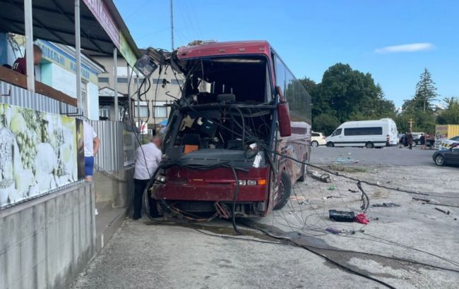 В ДТП пострадали мужчина и 7 детей: на автодороге &#171;Житомир-Черновцы&#187; в аварию попал автобус, ехавший в Болгарию