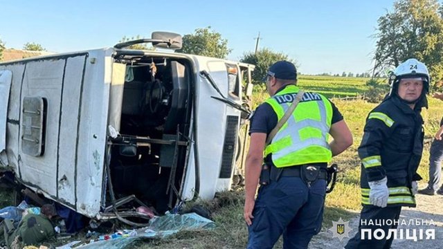 Погибли девочка и взрослый, пострадали 16 детей: в Хмельницкой области перевернулся автобус