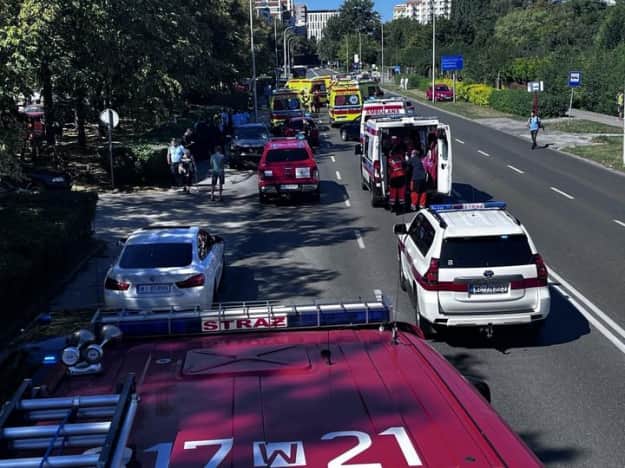 В Варшаве авто протаранило остановку: один человек погиб, не менее 9 пострадавших