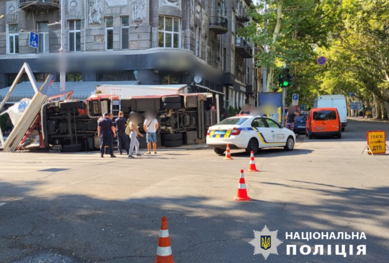 В Одессе грузовик столкнулся с автомобилем ГСЧС: пострадали водители и пешеход