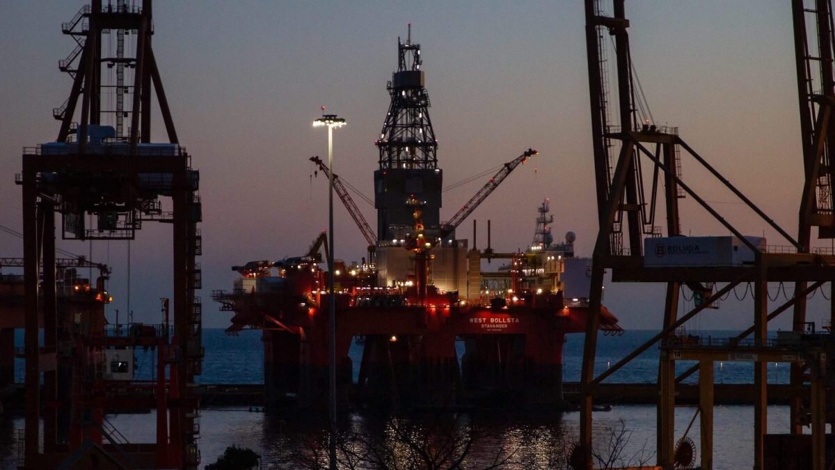 В Китае построили крупнейшую в мире морскую платформу для добычи газа и нефти