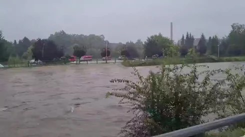 В польском городе Глухолазы наводнением снесло мост: начата принудительная эвакуация населения