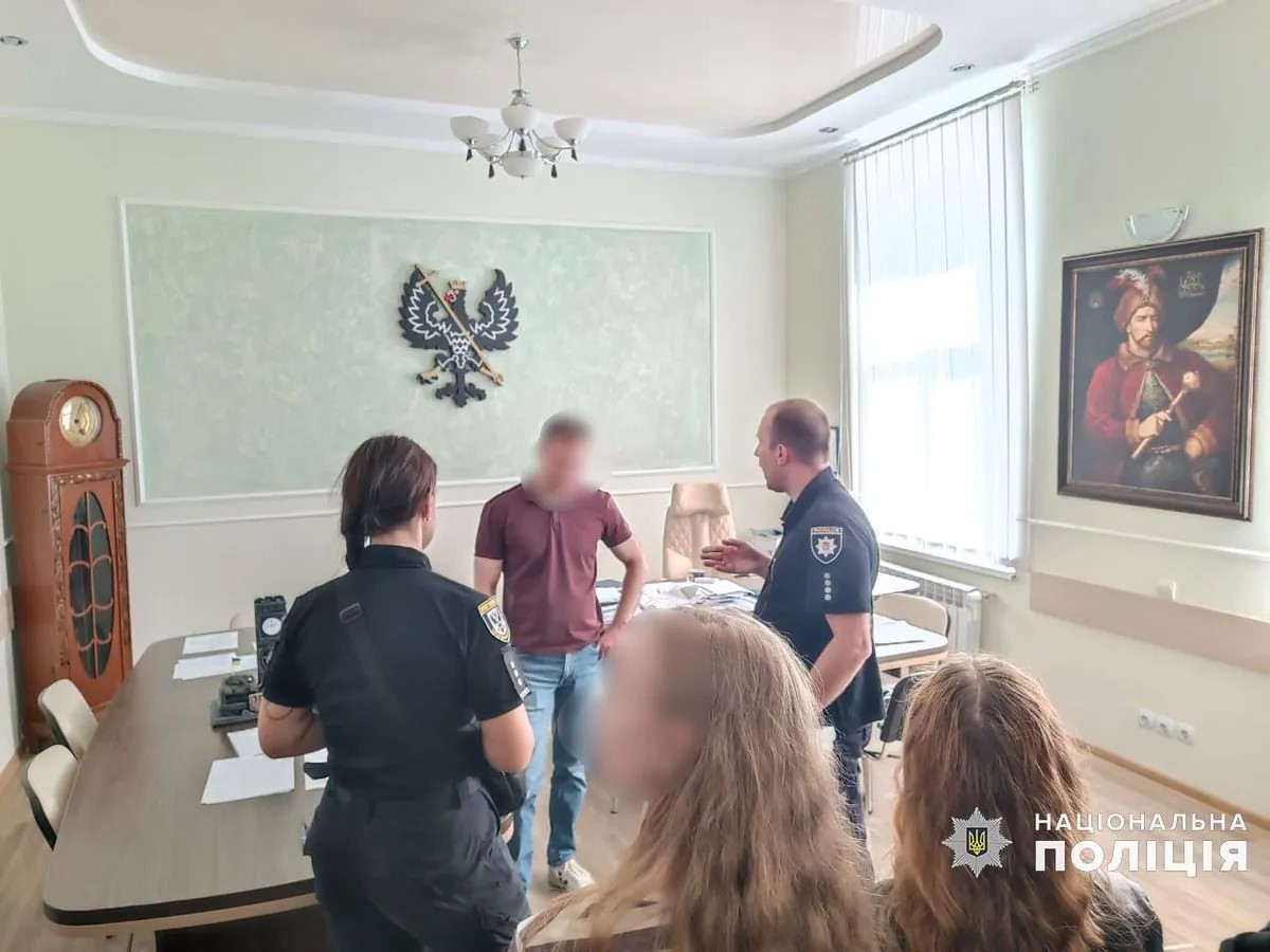 В горсовете Чернигова полиция проводит обыски