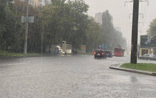 В Одессе после ливня затопило дороги: замедлено движение транспорта