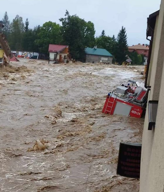 В Польше во время наводнения прорвало дамбу: город ушел под воду, людей эвакуируют на вертолетах