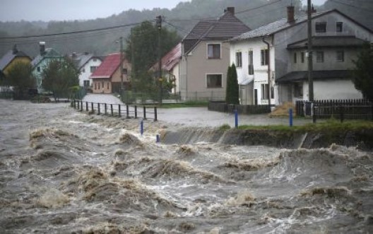 Во время наводнения в польском городе Пачкув эвакуируют пациентов больницы: медперсонал не смог из-за воды добраться до работы