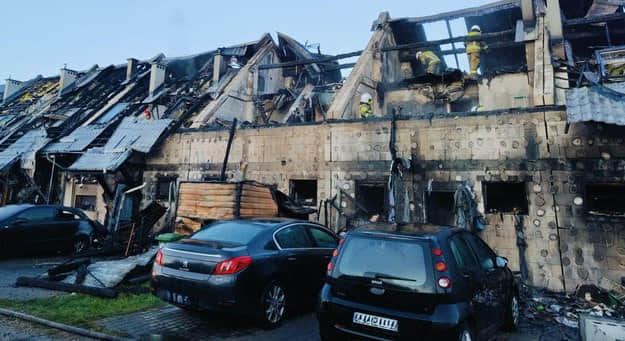 В Польше в поселке ночью во время пожара сгорели квартиры, где жили семьи с детьми