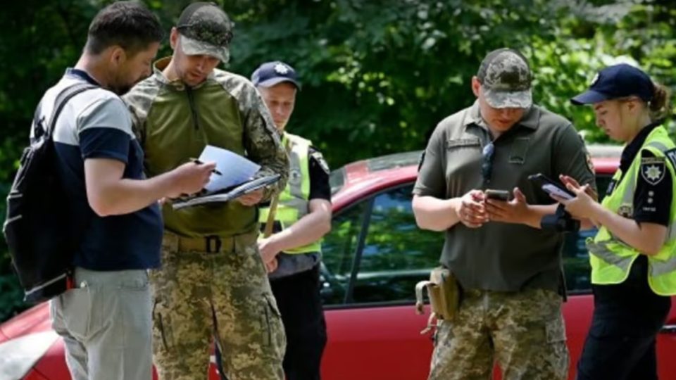 При вручении повесток ТЦК должны будут вести непрерывную запись на бодикамеру – утверждена инструкция