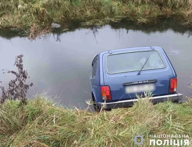 72-летний водитель погиб: автомобиль ВАЗ в Хмельницкой области съехал в ров с водой