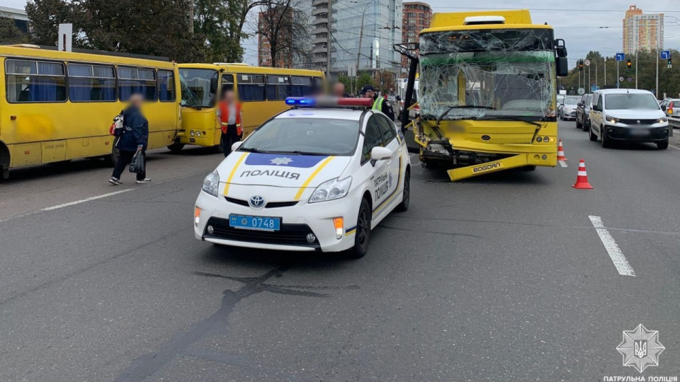 В Киеве возле ВДНХ &#8212; ДТП с маршруткой: движение транспорта замедлено