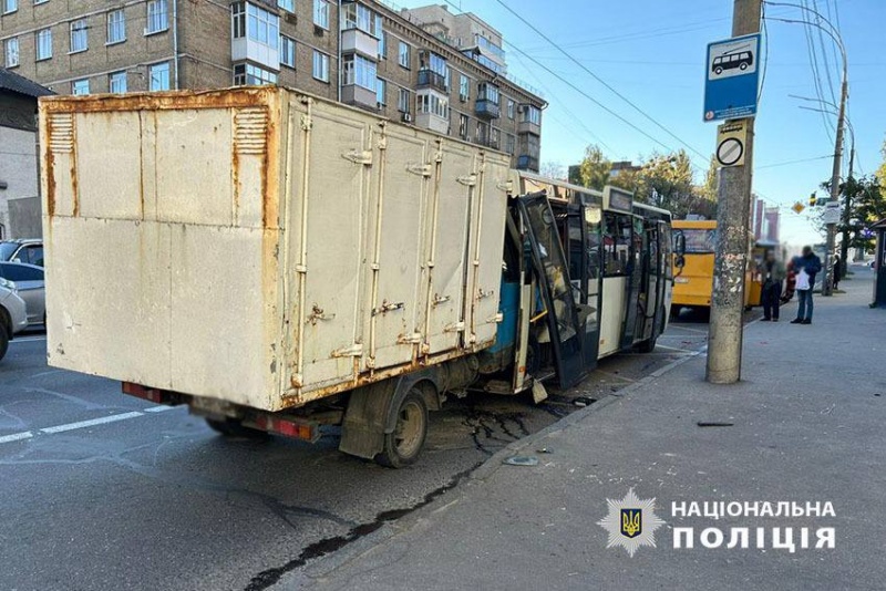 В Киеве грузовик врезался в маршрутку с пассажирами: не менее 9-ти пострадавших