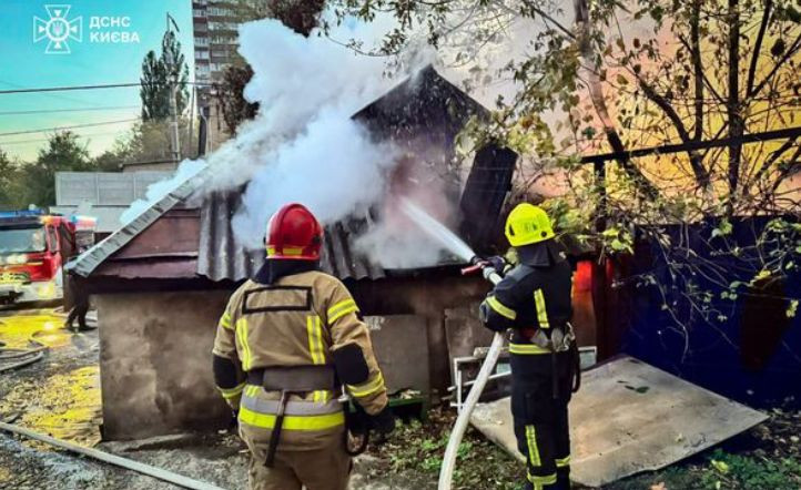 В Шевченковском районе Киева произошел пожар: в здании нашли труп