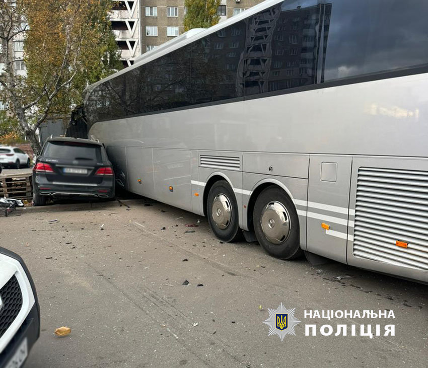 В Голосеевском районе Киева столкнулись автобус и три автомобиля: есть погибшие