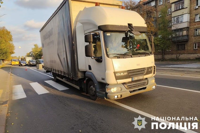 В Киеве 20-летний водитель грузовика сбил насмерть женщину на пешеходном переходе